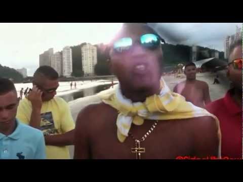 NEGO BLUE, CHIQUINHO, LEO DA BAIXADA, RAYAK e BERGUINHO   CANTANDO NA PRAIA (PARTE 1).