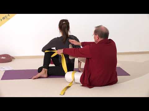 In den fortgeschrittenen Drehsitz helfen Yoga Vidya Bodywork Ardha Matsyendrasana - YogaAsanaLexikon