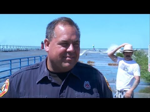 Anthony Kiedis Photobombs Fox 17 Live Shot (Michigan) (July, 2019) (Hilarious!)