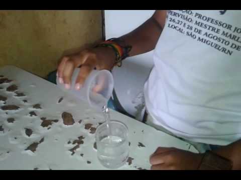 Magica do copo que suga a água