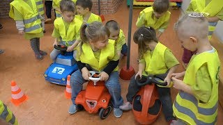 Mehr Sicherheit im Straßenverkehr: KiTa Knirpsenland in Weißenfels erhält Warnwesten für Kinder.
