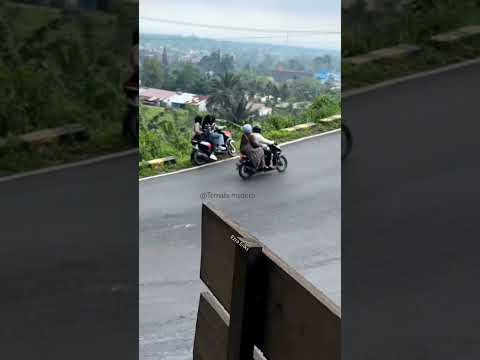 detik detik 3 wanita jatuh ke jurang #viralvideo #beritaterbaru #jatuh #kecelakaanmobil