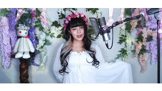 년동안 시름시름 앓고 죽기 직전 유언장에 '엘라님 축제의 날이 보고싶구나...' 적어놓을거긴 합니다....) 아름답다. 올라온게 한겨울이라 그런지 계절에 맞지 않게 만개한 꽃이나 얇은 흰 옷이 정말 인간세상과는 무관한, 천국을 보는 것 같단 감상마저 들어요... 엘라님 천사같이 아름답단 뜻입니다^^ 하 근데 진짜 욕나오게 아름다우셔요.... 화관에 살짝 컬 들어간 머리칼... 흰 레이스 원피스.... 원피스 들어서 펄럭이실때 진짜 아름다워서 그 원피스 입고 초원을 달리시는 엘라님의 환상을 본거 같기도... 목걸이는 또 약간 이국적 느낌이 강해서 미드소마(비록 잔인해서 못봤지만요) 느낌 낭낭하고.... 제가 엘라님과 사랑에 빠져서 그런가 뒤에 있는 넝쿨마저 하트로 보이네요.... 말풍선에 버튼이 귀엽고 화관 쓴 버튼이 사랑스럽고... 아니 근데 진짜 예쁘다... 나 영원히 살아가노라 하고 사라지실때 진짜 신적 존재라 제가 감히 볼 수조차 없는 곳으로 사라지신 느낌... 이 와중에 자막에 '살아'만 남는게 너무 오싹한... 하 다시 인간세상으로 와주시면 제가 기깔나는 신전도 지어볼게요... 하 웃어주시는거 극락이다.... 눈도 약간 풀리신? 몽롱한? 느낌이라 시선이 향하는 곳은 분명 카메라인데 그 너머의 무언가를 보시는 느낌이라 괜히 오싹하고 두근거리네요.... 노래를 부르지 않으실 때 금방 시큰둥하고 무감각한 듯한 표정이 되시는데 그게 환히 웃는 하이라이트와 대비되어서 기묘한 느낌이 드는게 진짜 최고에요. 환한 웃음으로 사람을 홀리면서도 결국 홀려진 사람을 쉽게 이용하고 버릴거같은.... 하 근데 노래 진짜 넘 멋져요... 가성? 공기 많이 섞인 소리가 진짜 어쩜 이렇게 예쁠까요... 다양한 창법도 소화해내시는 천재 최애를 둬서 행복해요... 화음 하나하나가 다 아름다워요.... 초대장 얘기를 할 때에는 즐거웠던 목소리가 개자식을 발음할때는 살짝 공기가 터지는 듯한 목소리가 나오는게 좋고... 이 와중에 표정은 환히 웃으시고.... 영영 밤이 오지 않을것처럼 부분에서 눈을 감으시는 그 행동이 너무 좋고... 하이라이트 진짜 목소리 너무 아름다우십니다... ~ - 축제의 날(The Eternal Festival) cover∥ attwn park【CielA】