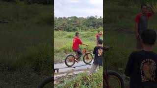 Download lagu Keren banget lomba naik sepeda di atas air mp3 Download lagu Keren banget lomba naik sepeda di atas air mp3