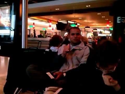 Descontração no Aeroporto de Londres - Trio Mafuá Tour Europa 2012