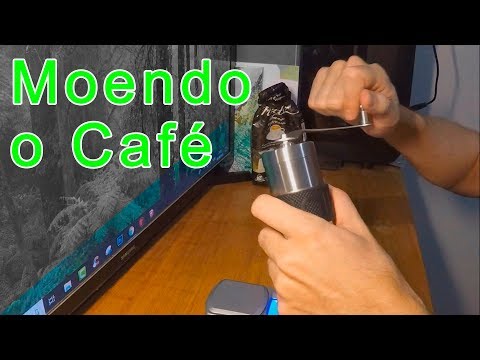 Moendo café com moedor de café manual Shanik