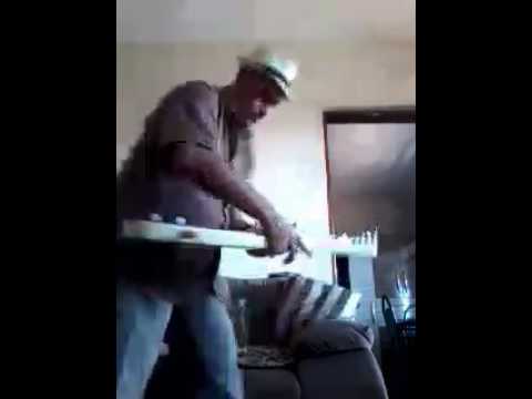 HC--  429  EM GUITARRA HAVAIANA PRESBITERO EDUARDO