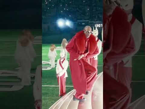 Snoop Dogg performs at SNOOP'S HOLIDAY HALFTIME PARTY on #NFLonNetflix