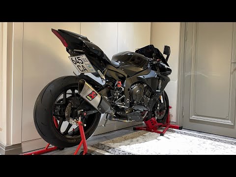 Yamaha R1 2018 stock exhaust vs akrapovic