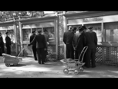 Humanizing Photos USSR 1958: "Men, Prams and The News"