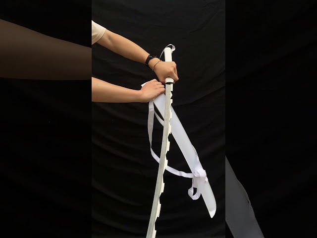Vídeo relacionado con Disguise Demon Slayer Inosuke Conjunto de Espadas Duales de Disfraz, Accesorio Oficial de Disfraz de Plástico de Inosuke, 66 cm de largo