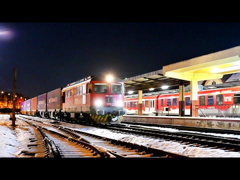 Two trains at midnight in Oradea-IRN 404  Cluj Napoca- Vienna & F🦊X RAIL freight train-05.02.2023