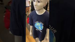 Download lagu Person dressed as an alien walks around NYC mall mp3 Download lagu Person dressed as an alien walks around NYC mall mp3