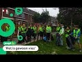 Kinderen ruimen afval op bij hun school