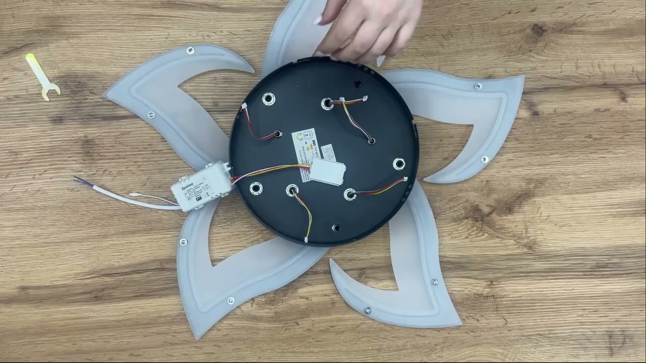 Світлодіодна LED люстра ELLA 70W5F-APP-640x65-BLACK/WHITE-220-IP20 Esllse