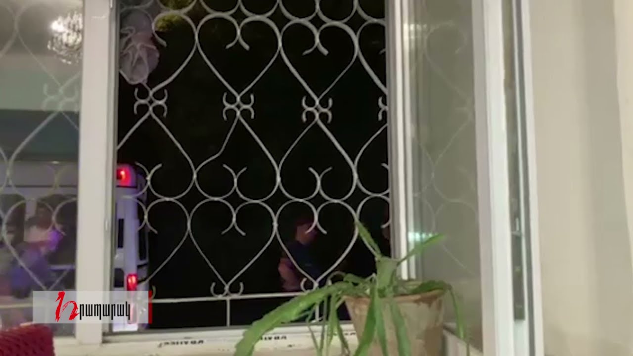 Կարմիր բերետավորներ՝ 9/11 ընտրատեղամասի դիմաց