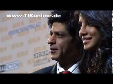 Shah Rukh Khan posiert mit Priyanka Chopra und Florian Lukas