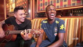 VINICIUS JR. e FELIPE ARAÚJO cantam ATRASADINHA na CBF TV