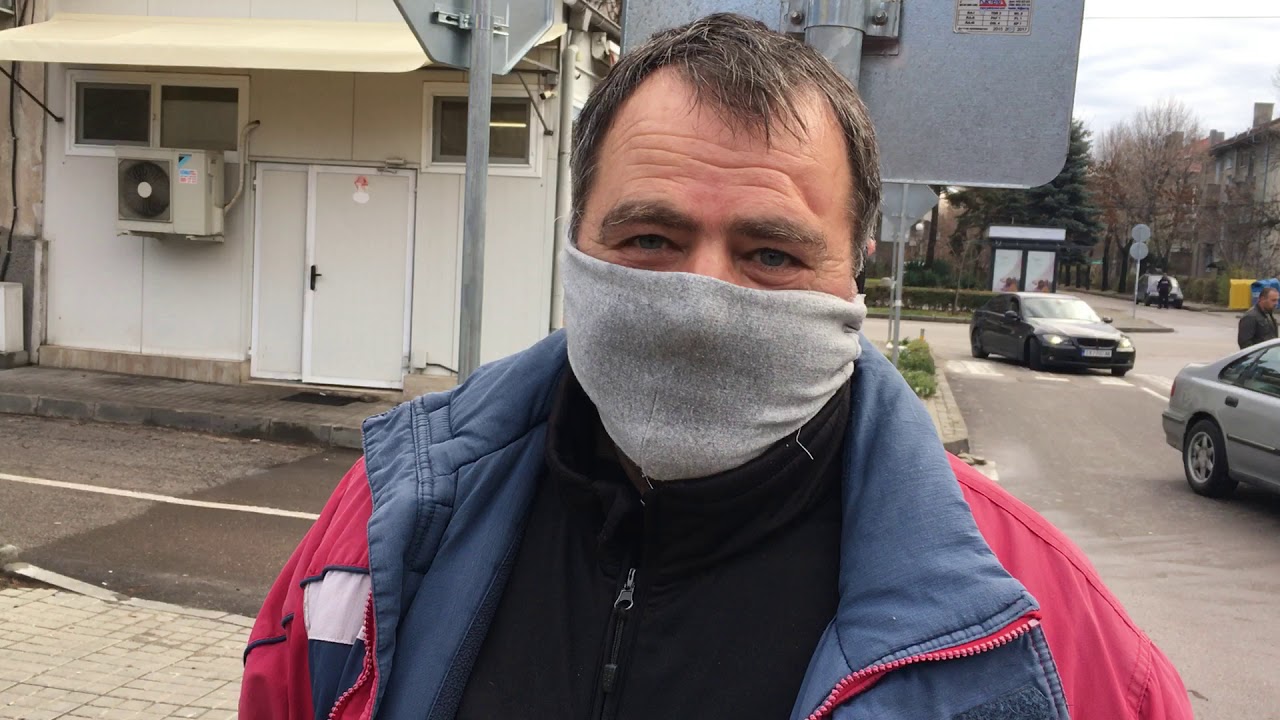 Над 20 години Бойко от смолянско носи коледния дух в Димитровград с коледни дръвчета за празника