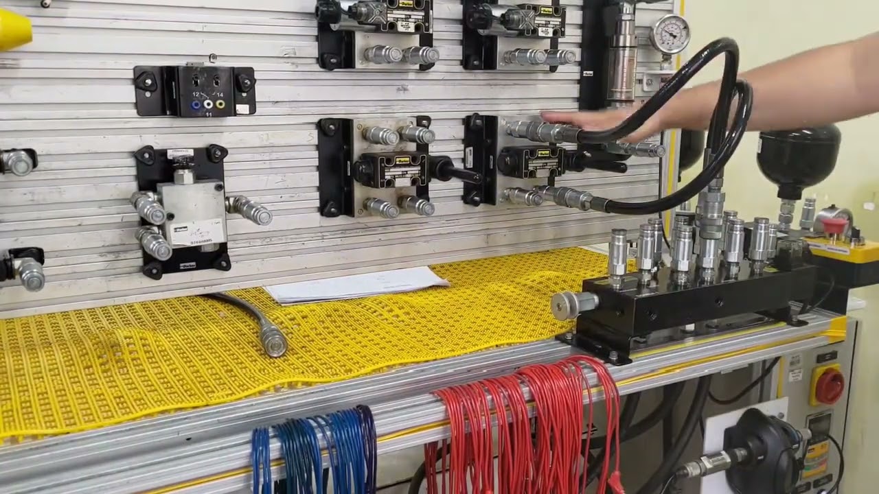 Funcionamento e montagem de circuito hidráulico e eletro-hidráulico básico. SENAI-PE