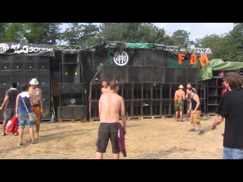 Slovtek 2013 - walking along the sound systems on top of the hill