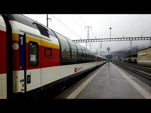 Re 4/4 SBB CON ARRIVO E PARTENZA A CADENAZZO. (CH) 7 - 2 - 2016.