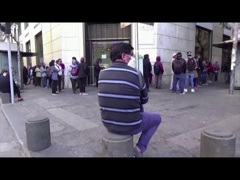 美國申請失業救濟金人數降至七個月低點。 (Jobless claims drop to seven-month low in U.S.)