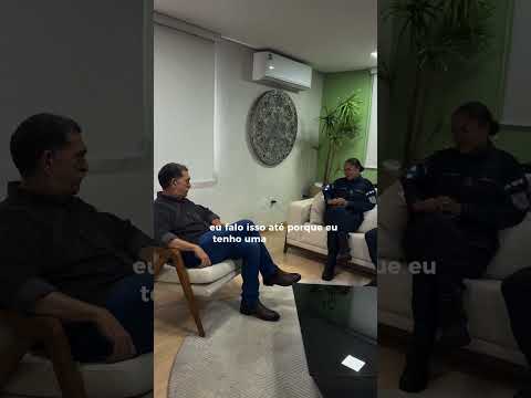 Tenente coronel Viviane Mendes é recebida pelo prefeito Cláudio Mannarino em seu gabinete.