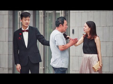 女白領刁難送水師傅，結果遭西裝小伙狂懟：有什麼氣你衝我撒！