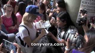 Sunny of Girls' Generation with her fans at LAX