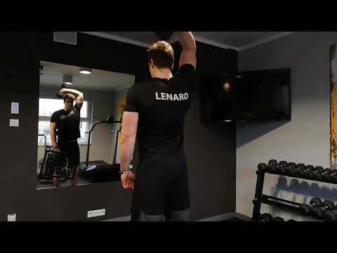 Ćwiczenie na tricpes z hantlem