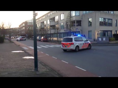 2015-12-23 Oegstgeest: Politie sluit straat af na aanrijding persoon-auto