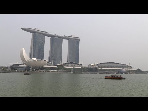 Video Thumbnail: Indonesian haze hits Singapore | AFP