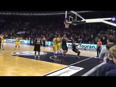 GARLON GREEN SLAMS IN HIS OWN BASKET! Braunschweig - Tübingen Germany Pro League 13.12.2015