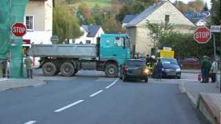 preview picture of video 'LKW rammt Honda der die Vorfahrt missachtete in Zschorlau (Sachsen) 19.10.2009'