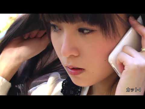 携帯電話を見ている女性。