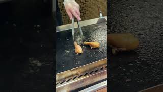 フィリピンのバイキングでチキンを焼くシーン