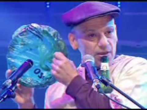 Arto Tunçboyaciyan performs on beer bottle at 2006 World Music Awards
