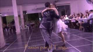 MARISOL MORALES y ALEJANDRO LARENAS bailando el tango POCAS PALABRAS en FLOREAL MILONGA
