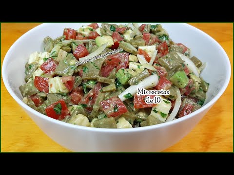 Ensalada de nopales a la mexicana con jitomate aguacate y queso