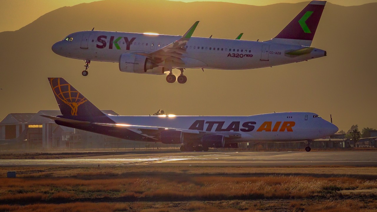 Late afternoon takeoffs and landings at Pudahuel [SCL] airport.