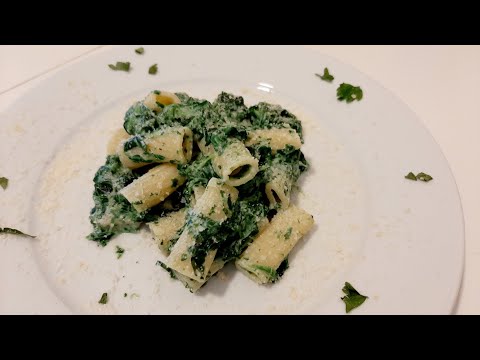 Pasta con ricotta besciamella spinaci e grana padano