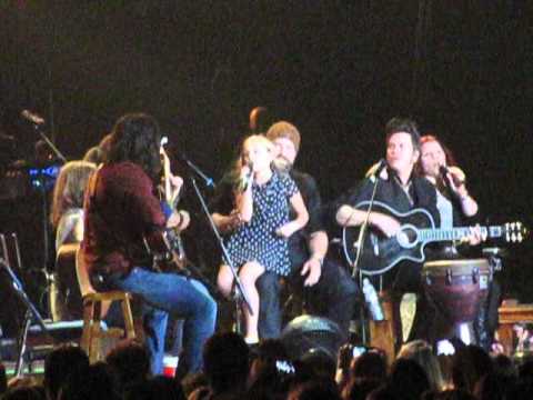 Lennon and Maisy Stella sing Ho Hey at Zac Brown Concert