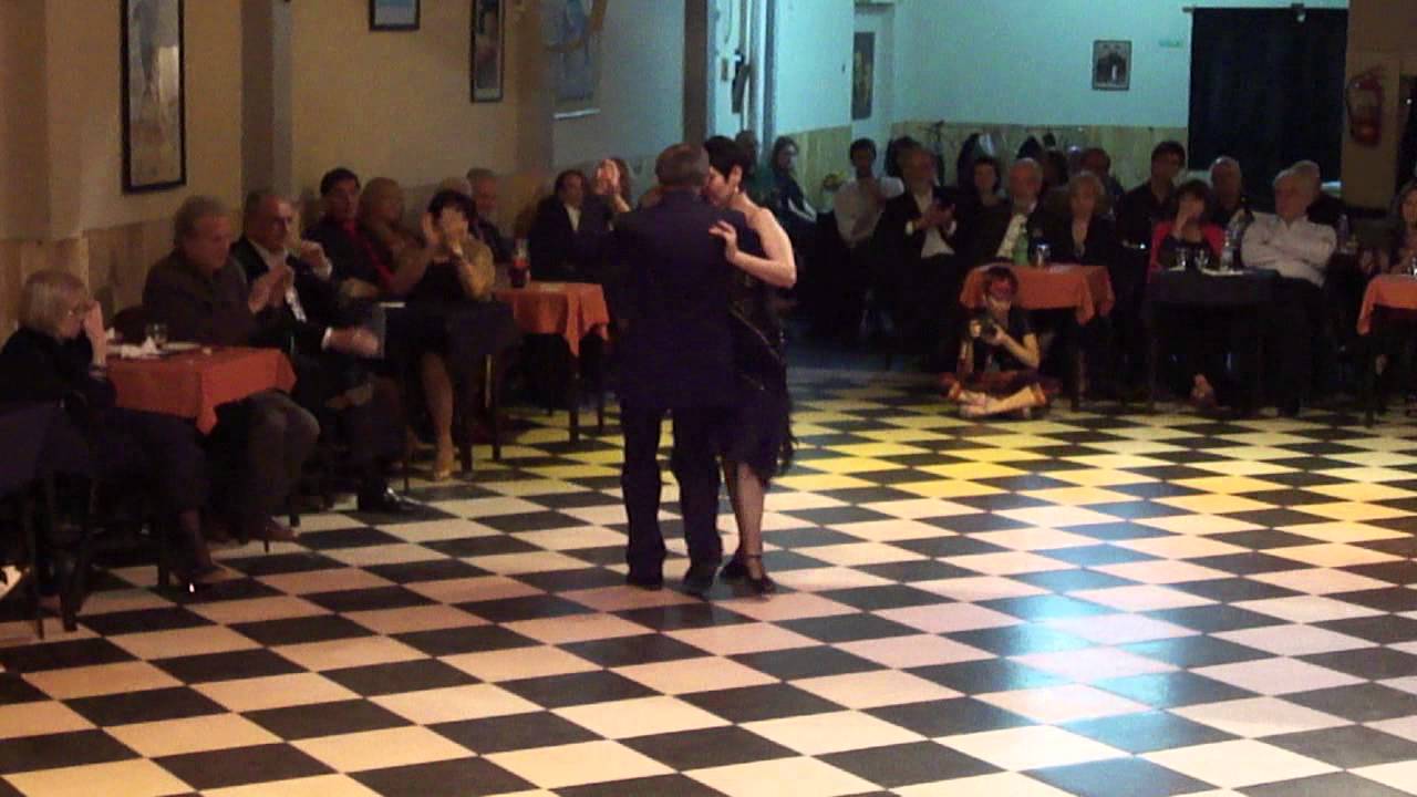 Sin Rumbo, Oscar Hector baila vals en su homenaje