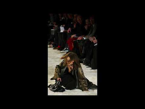 Top model Michelle de Swarte FALLS TWICE during Gucci Fall/Winter 2002 Ready-to-Wear fashion show