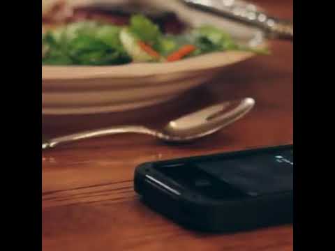 El uso del teléfono celular en la mesa..este padre le enseña de una manera muy particular