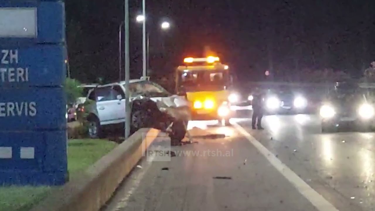 Aksident në autostradën Laç-Mamurras/ Humb kontrollin e makinës dhe përplaset me disa mjete pranë karburantit, plagoset rëndë shoferi