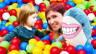 Baby shark needs help! Bianca learns how to brush teeth with baby shark. Ball pit for kids.