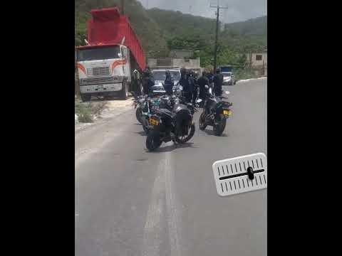 Seeing the bikeman coming down the road, 🛣️ police ride out in front of the car 🚗