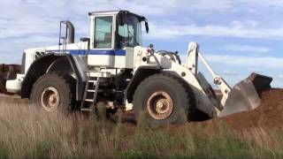 preview picture of video 'Volvo L180E And Liebherr L544 2Plus2 Moving Dirt'